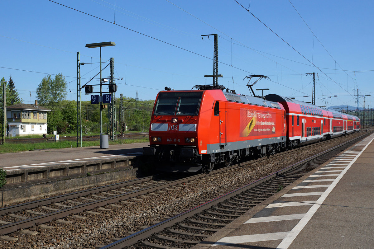 DB: RE nach Basel Badischer Bahnhof mit der 146 111-0 bei der Einfahrt Weil am Rhein am 6. Mai 2016.
Foto: Walter Ruetsch