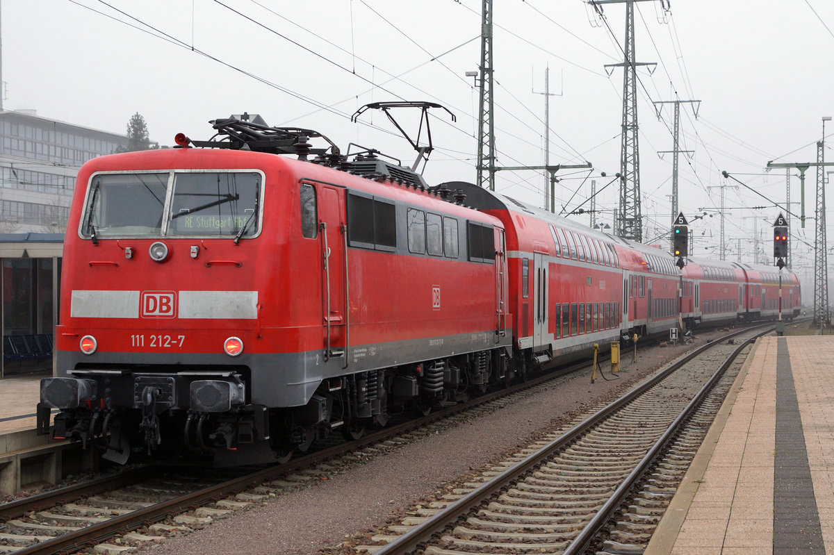 DB: RE Singen-Stuttgart Hbf mit der 111 212-7 bei der Ausfahrt Singen am 31. Dezember 2016.
Foto: Walter Ruetsch