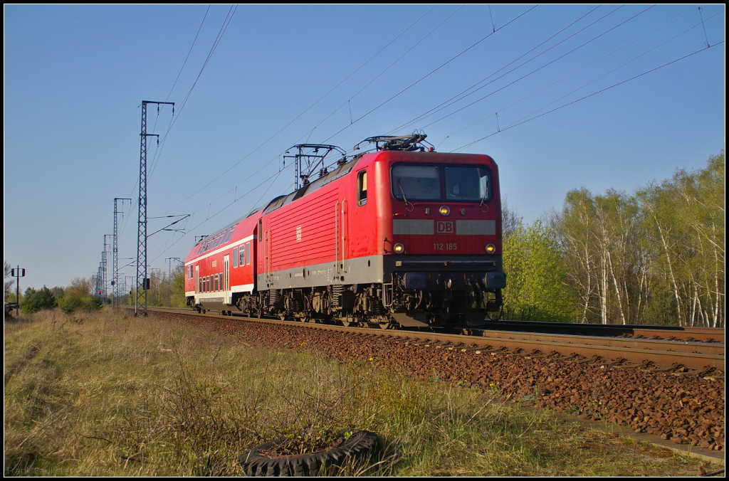 DB Regio 112 185 mit Dosto in Berlin Wuhlheide, 23.04.2015. Mit dem Doppelstockwagen D-DB 50 80 25-04 301-1 DBuza 747.1 kam die Lok durchgefahren. Wohin es ging war zu dem Zeitpunkt nicht zu ermitteln.