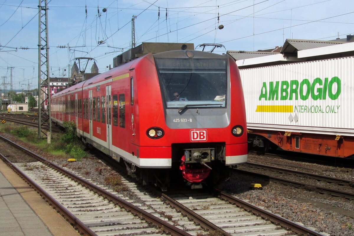 DB Regio 425 603 treft am 27 April 2018 in Koblenz Hbf ein.