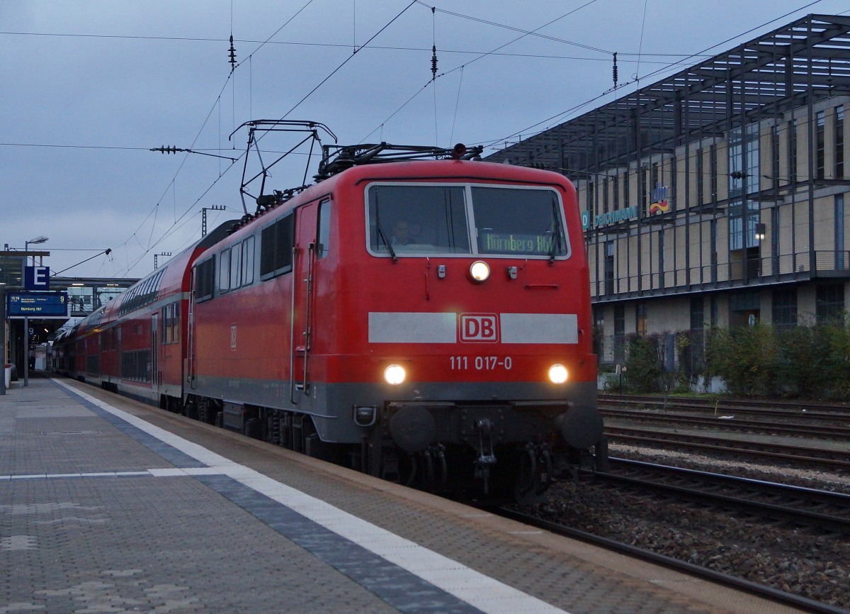 DB Regio: Ausfahrt des RE Regensburg-München Hauptbahnhof mit der 111 017-7 bei abendlicher Stimmung in Regensburg am 19. November 2014. Gemäss meiner Beobachtung wurde nur noch für diese Leistung des Personenverkehrs eine Altbaulok eingesetzt.
Foto: Walter Ruetsch