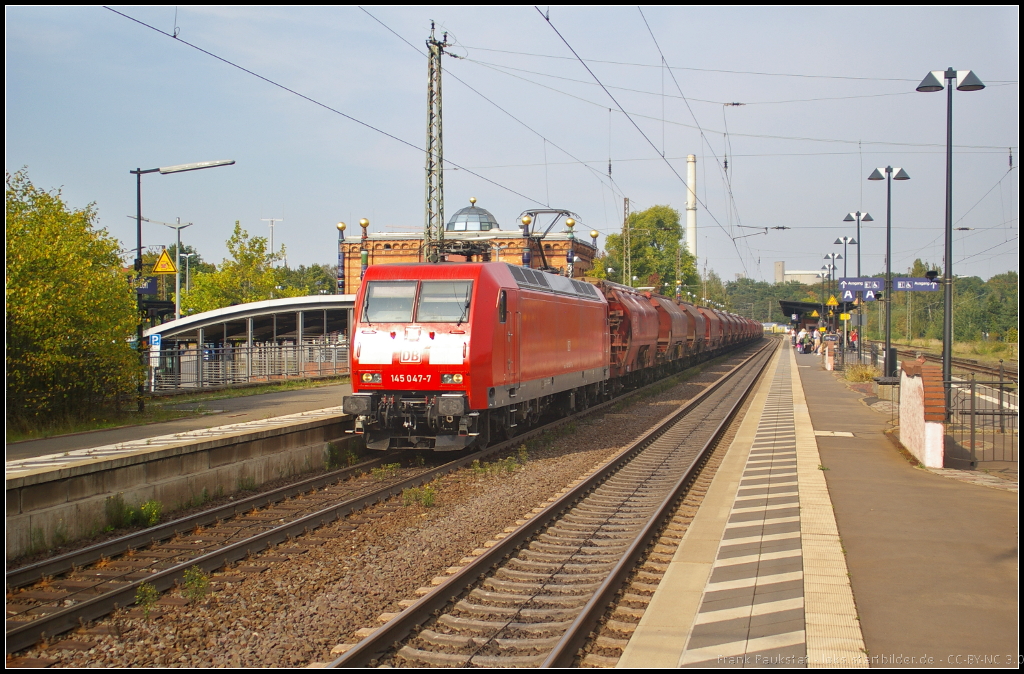 DB Schenker 145 047-7 mit Tanoos-Wagen am 05.09.2014 durch den Bahnhof Uelzen