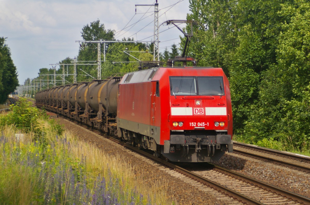 DB Schenker 152 045-1 mit Zacens-Wagen am 16.06.2014 durch Panketal-R�ntgental