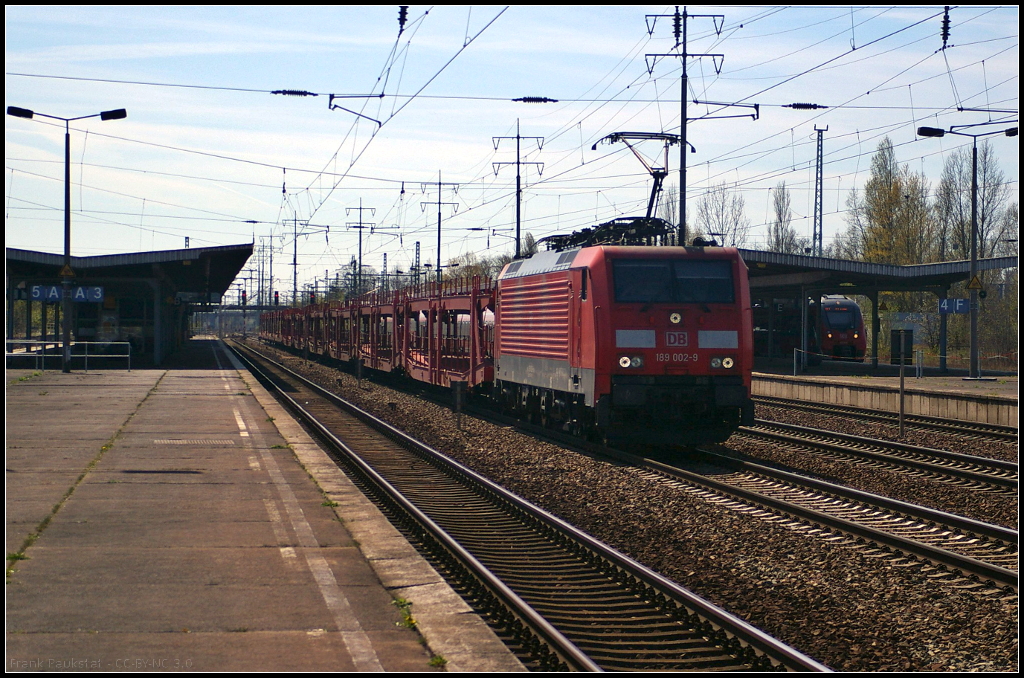 DB Schenker 189 002-9 in Berlin Schnefeld Flughafen, 20.04.2015
<br><br>
Die Lok wurde 2010 als Class 189-VM 50 Hz mit Zulassung in Deutschland, Polen und Tschechei umgerstet (NVR-Nummer 91 80 6189 002-9 D-DB)