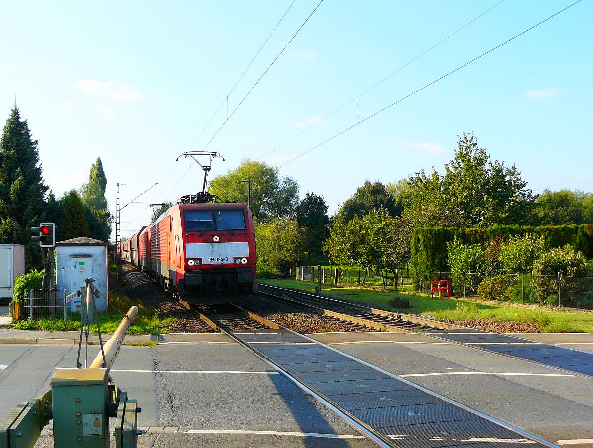 DB Schenker 189 024-3 mit Schwesterlok. Bahnhof Millingen(bei Rees) 12-09-2014. 

DB Schenker locomotief 189 024-3 met zusterlocomotief voor een goederentrein. Overweg Anholterstrasse bij station Millingen(bei Rees) Duitsland 12-09-2014.