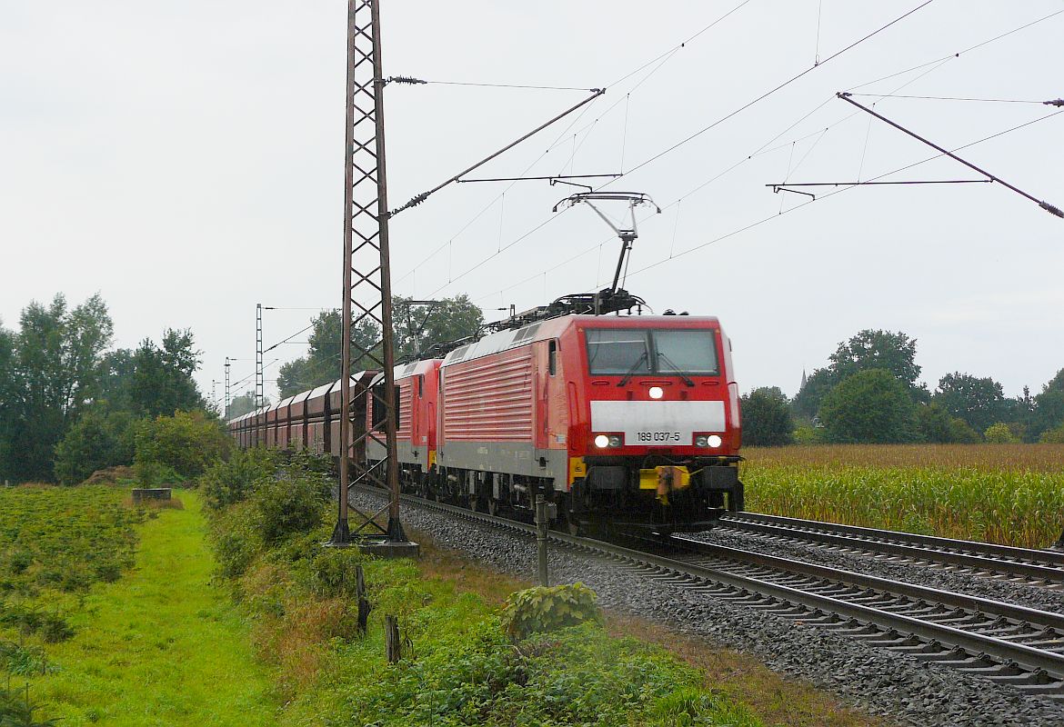 DB Schenker 189 037-5 mit Schwesterlok Haldern bei Rees 11-09-2013.

DB Schenker 189 037-5 en zusterlocomotief met goederentrein nadert de overweg Sonsfeld, Haldern bij Rees 11-09-2013.