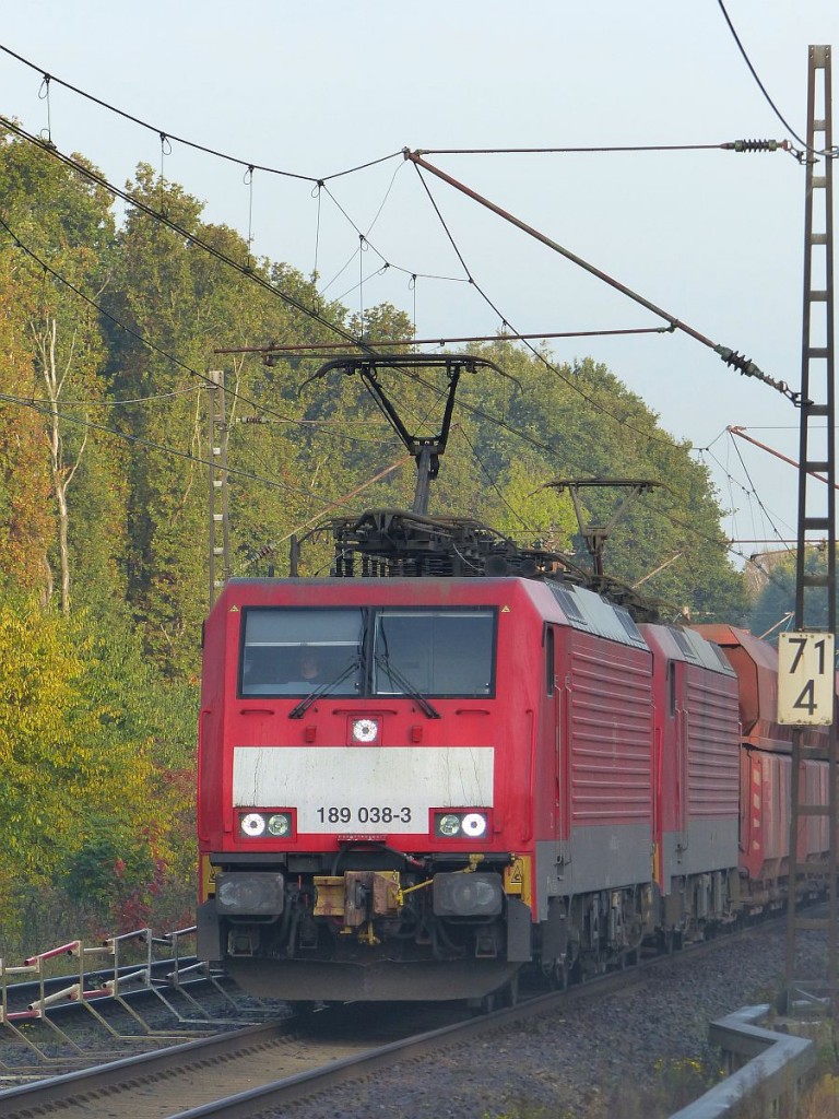 DB Schenker 189 038-3 met Schwesterlok in Herbstnebel. Binsbergerweg, Elten, Deutschland 30-10-2015.

DB Schenker 189 038-3 met zusterloc in de ochtendnevel. Binsbergerweg, Elten, Duitsland 30-10-2015.