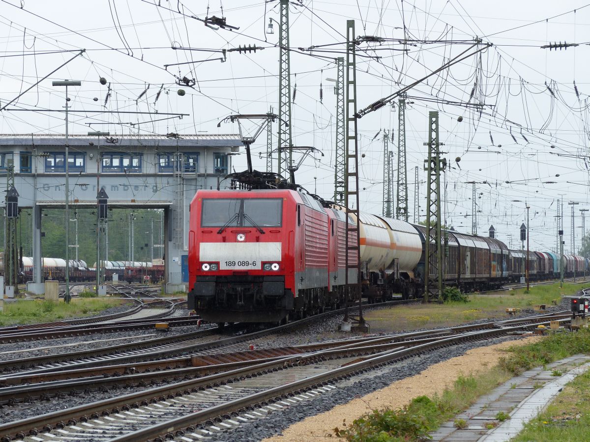 DB Schenker 189 089-6 mit Schwesterlok. Rangierbahnhof Gremberg, Porzer Ringstrae, Kln 20-05-2016.

DB Schenker 189 089-6 met zusterloc voor een bonte goederentrein. Rangeerstation Gremberg, Porzer Ringstrae, Keulen 20-05-2016.