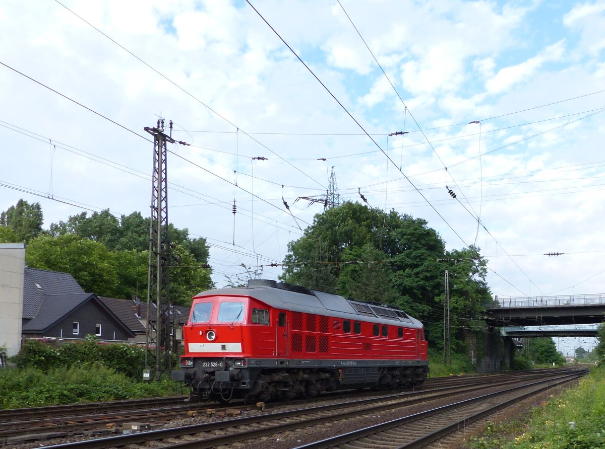 DB Schenker Diesellok 232 528-0 Hoffmannstrasse, Oberhausen 08-07-2016.

DB Schenker dieselloc 232 528-0 Hoffmannstrasse, Oberhausen 08-07-2016.