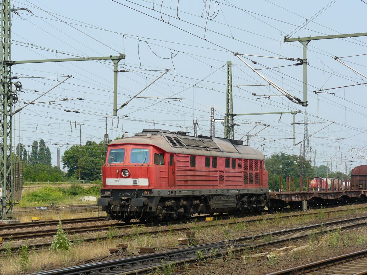 DB Schenker Diesellok 232 592-6 met Gterzug. Oberhausen West 03-07-2015.

DB Schenker dieselloc 232 592-6 met goederentrein. Oberhausen West 03-07-2015.