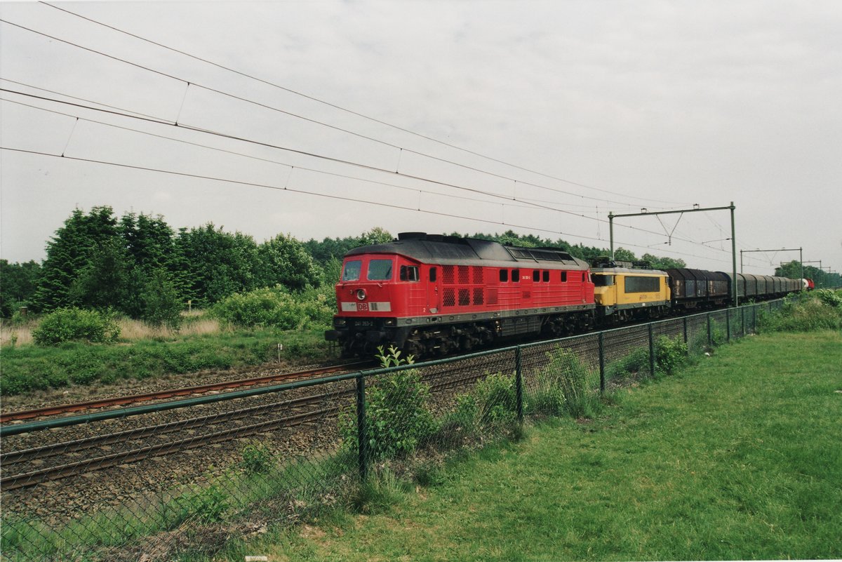 DB Schenker diesellok 241 363-2 Ede NL. Scan und Bild: Hans van der Sluis.


DB Schenker dieselloc 241 363-2 Ede NL. Scan en foto: Hans van der Sluis.