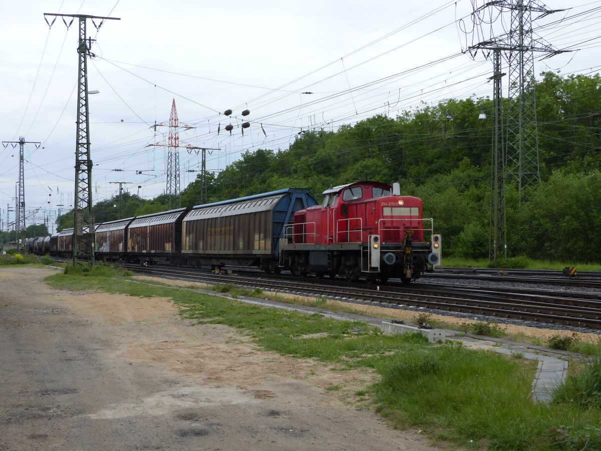 DB Schenker Diesellok 294 670-5 mit gGterzug Rangierbahnhof Gremberg, Kln 20-05-2016.

DB Schenker dieselloc 294 670-5 met goederentrein rangeerstation Gremberg, Keulen 20-05-2016.