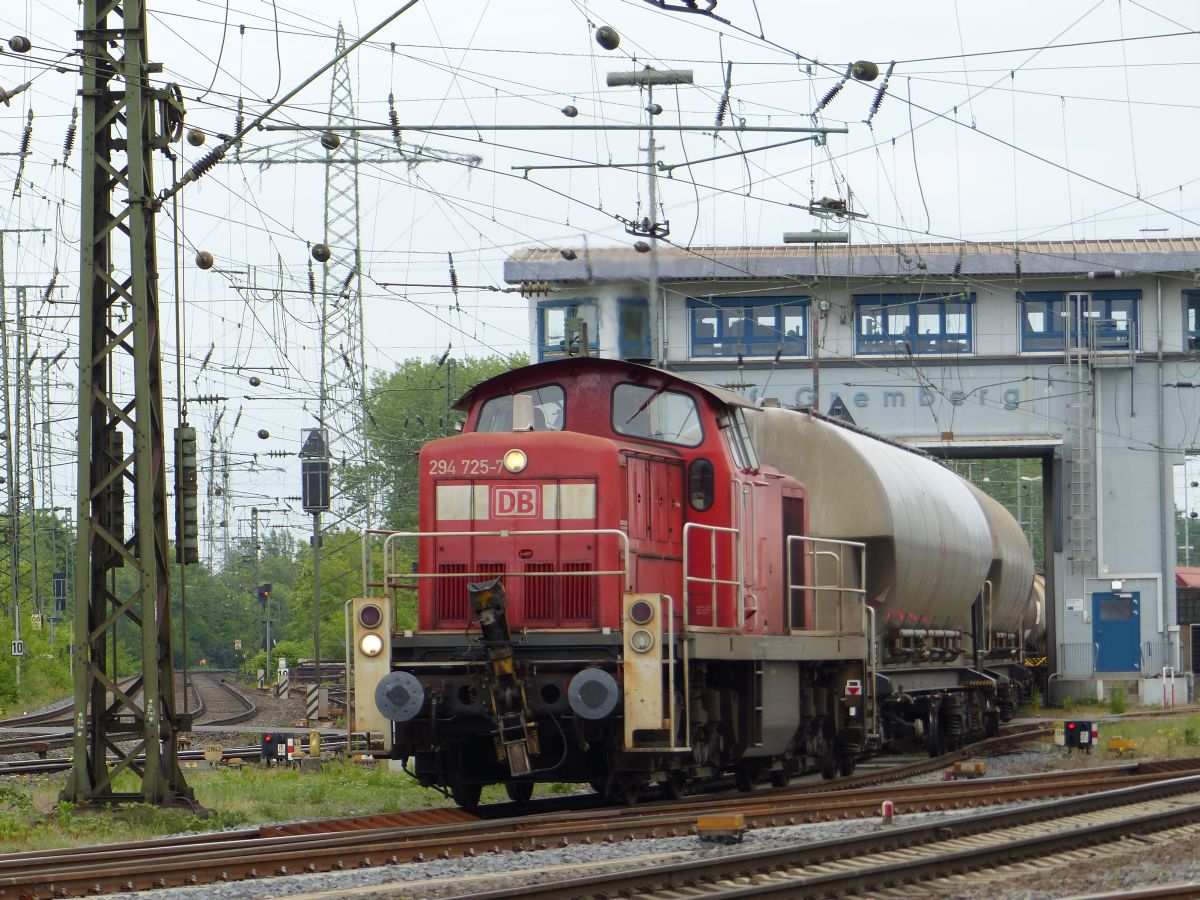 DB Schenker Diesellok 294 725-7 mit Gterzug Rangierbahnhof, Porzer Ringstrae, Kln 20-05-2016.


DB Schenker dieselloc 294 725-7 met een goederentrein Rangeerstation Gremberg. Porzer Ringstrae, Keulen 20-05-2016.