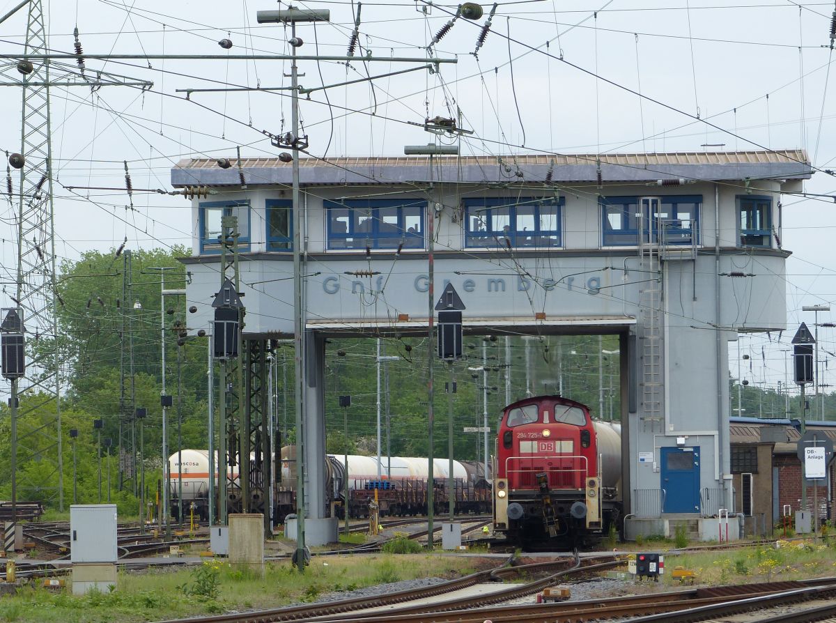 DB Schenker Diesellok 294 725-7 mit Güterzug Rangierbahnhof, Porzer Ringstraße, Köln 20-05-2016.


DB Schenker dieselloc 294 725-7 met een goederentrein Rangeerstation Gremberg. Porzer Ringstraße, Keulen 20-05-2016.