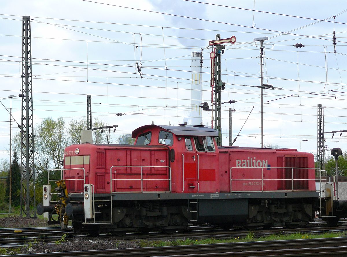 DB Schenker Diesellok 294 773-7 mit Aufschrift  Railion . Oberhausen West 18-04-2015.

DB Schenker diesellocomotief 294 773-7 met opschrift  Railion  rangeerterrrein Oberhausen West 18-04-2015.