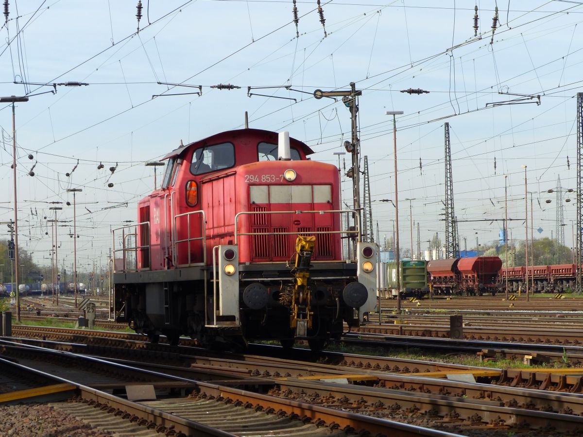 DB Schenker Diesellok 294 853-7 Gterbahnhof Oberhausen West 31-03-2017.

DB Schenker dieselloc 294 853-7 goederenstation Oberhausen West 31-03-2017.