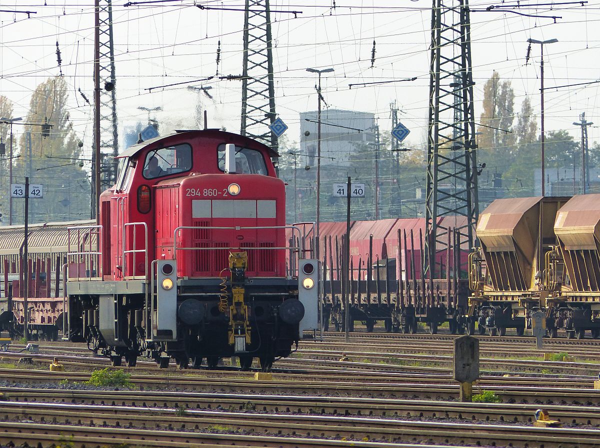 DB Schenker Diesellok 294 860-2 Oberhausen West 30-10-2015.

DB Schenker dieselloc 294 860-2 Oberhausen West 30-10-2015.