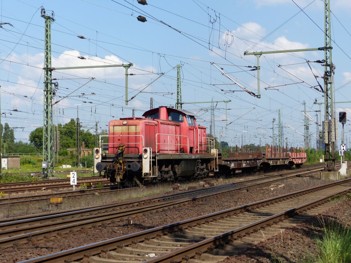 DB Schenker Diesellok 294 906-3 Gterbahnhof Oberhausen West 11-09-2015.

DB Schenker dieselloc 294 906-3 met een korte goederentrein. Goederenstation Oberhausen West 11-09-2015.