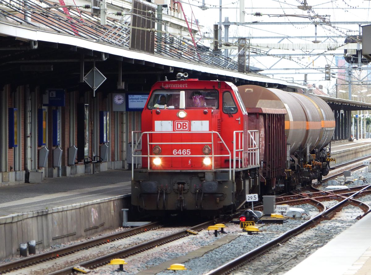 DB Schenker Diesellok 6465  Lammert  Gleis 1 in Dordrecht, 07-04-2016.

DB Schenker dieselloc 6465  Lammert  met een korte goederentrein spoor 1 Dordrecht, 07-04-2016.