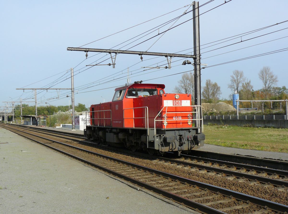 DB Schenker Diesellok 6515 (ex-NS) Gleis 4 Antwerpen Noorderdokken, Belgien 31-10-2014.

DB Schenker diesellocomotief 6515 (ex-NS) spoor 4 Antwerpen Noorderdokken, Belgïe 31-10-2014.