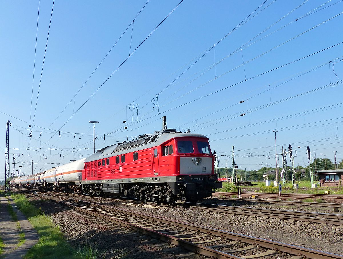 DB Schenker Diesellok  Ludmilla  232 908-4 mit Gterzug. Oberhausen West 11-09-2015.

DB Schenker dieselloc  Ludmilla  232 908-4 met goederentrein. Oberhausen West 11-09-2015.