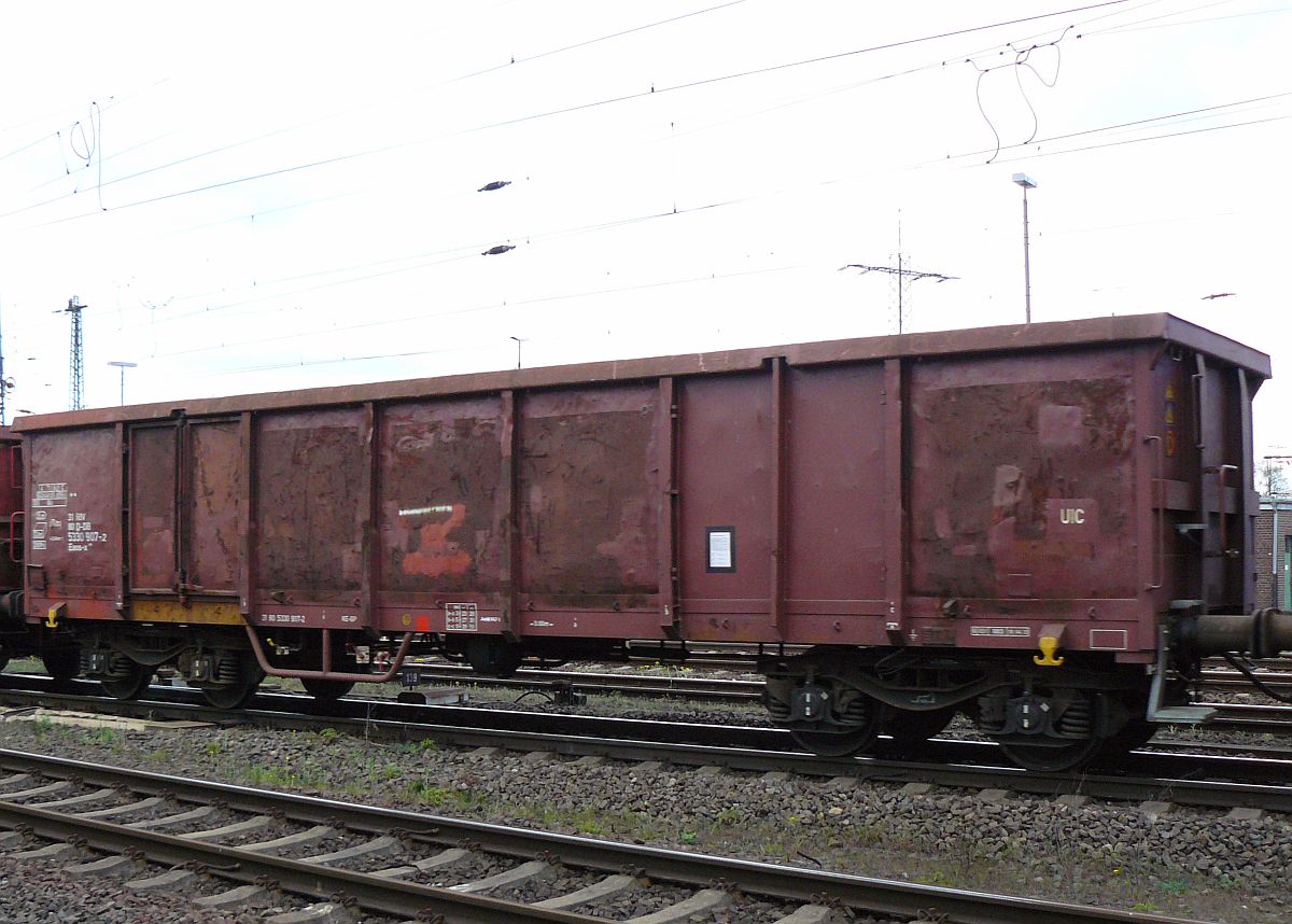 DB Schenker Eaos-x mit Nummer 051 31 80 5330 907-2 Oberhausen West 18-04-2015.

DB Schenker Eaos-x 051 vierassige hoge bakwagen met nummer 31 80 5330 907-2 Oberhausen West, Duitsland 18-04-2015.