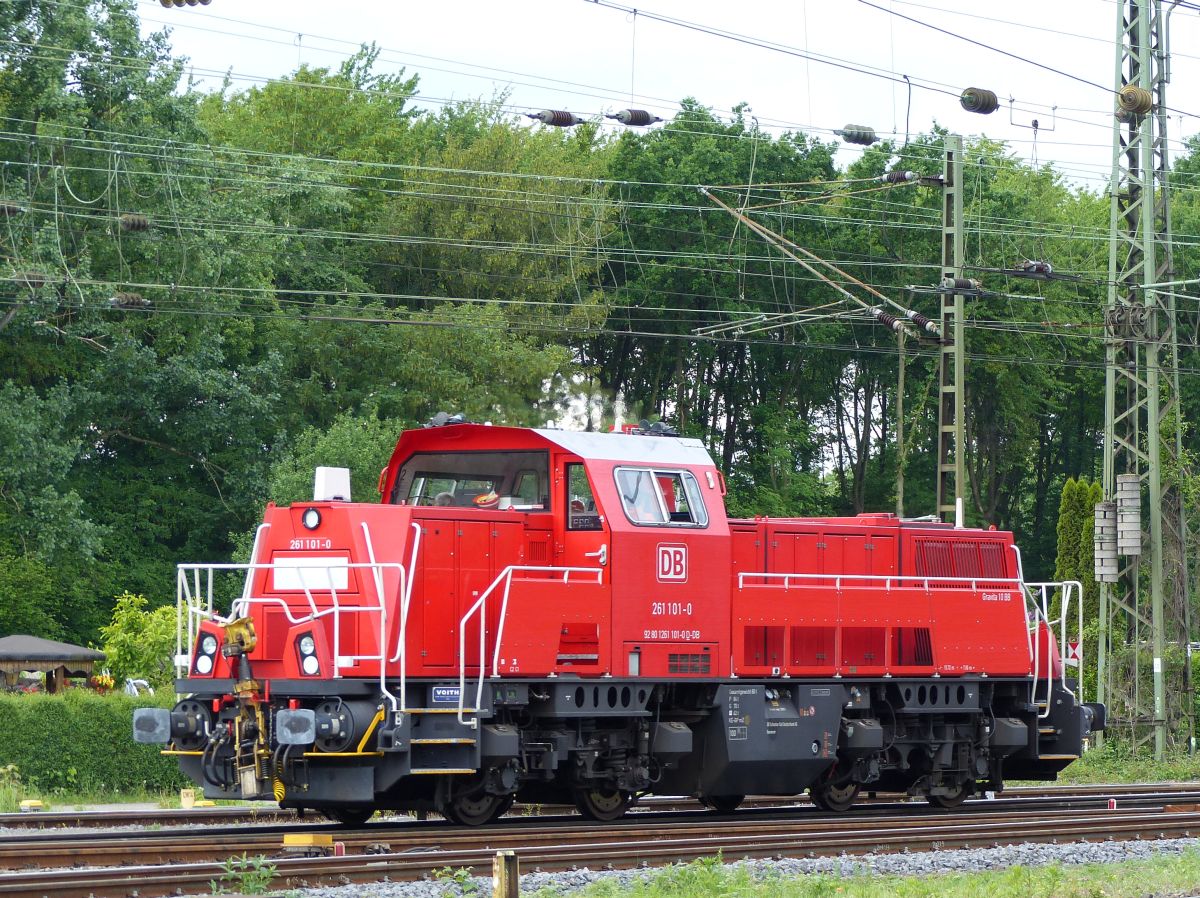 DB Schenker Gravita 10BB Diesellok 261 101-0 Rangierbahnhof Gremberg, Porzer Ringstrae, Kln 20-05-2016.

DB Schenker dieselloc 261 101-0 type Gravita 10BB rangeerstation Gremberg, Porzer Ringstrae, Keulen 20-05-2016.