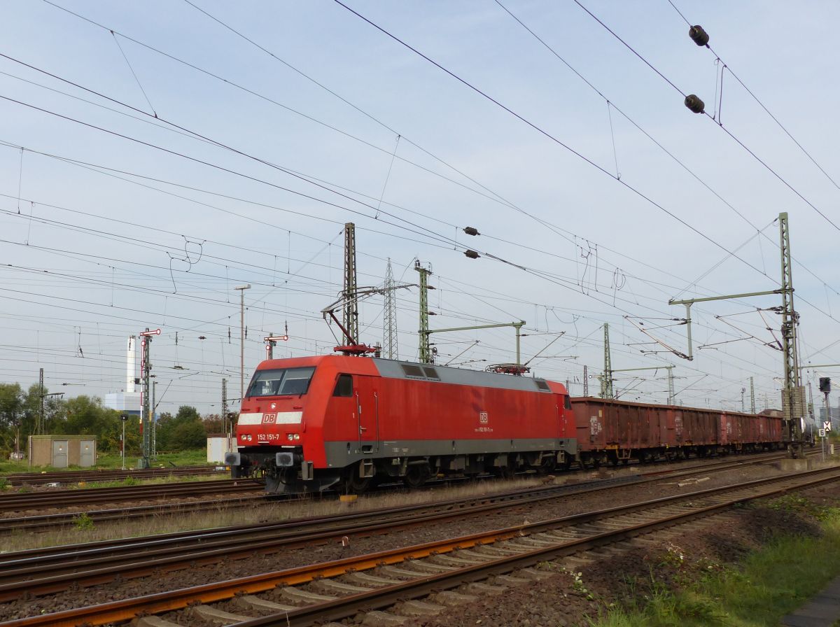 DB Schenker loc 151 152-7 Gterbahnhof Oberhausen West 22-09-2016.

DB Schenker loc 151 152-7 goederenstation Oberhausen West 22-09-2016.