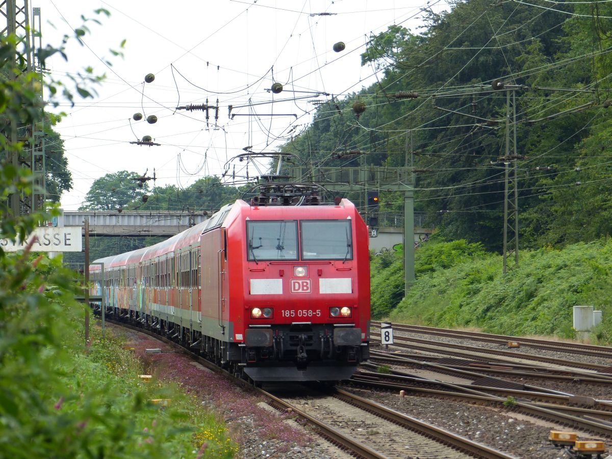 DB Schenker loc 185 058-5 mit Silberlingen in Gterzug. Abzweig Lotharstrasse/Forsthausweg, Duisburg 08-07-2016.

DB Schenker loc 185 058-5 overbrengingsrit Silberlingen rijtuigen in goederentrein. Abzweig Lotharstrasse/Forsthausweg, Duisburg 08-07-2016.