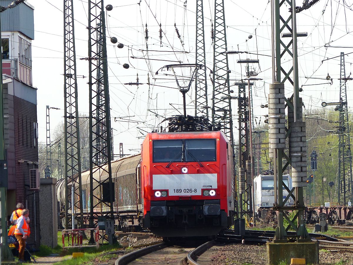 DB Schenker loc 189 026-8 Gterbahnhof Oberhausen West bei Stellwerk Mathilde 31-03-2017.

DB Schenker loc 189 026-8 goederenstation Oberhausen West bij Stellwerk Mathilde 31-03-2017.