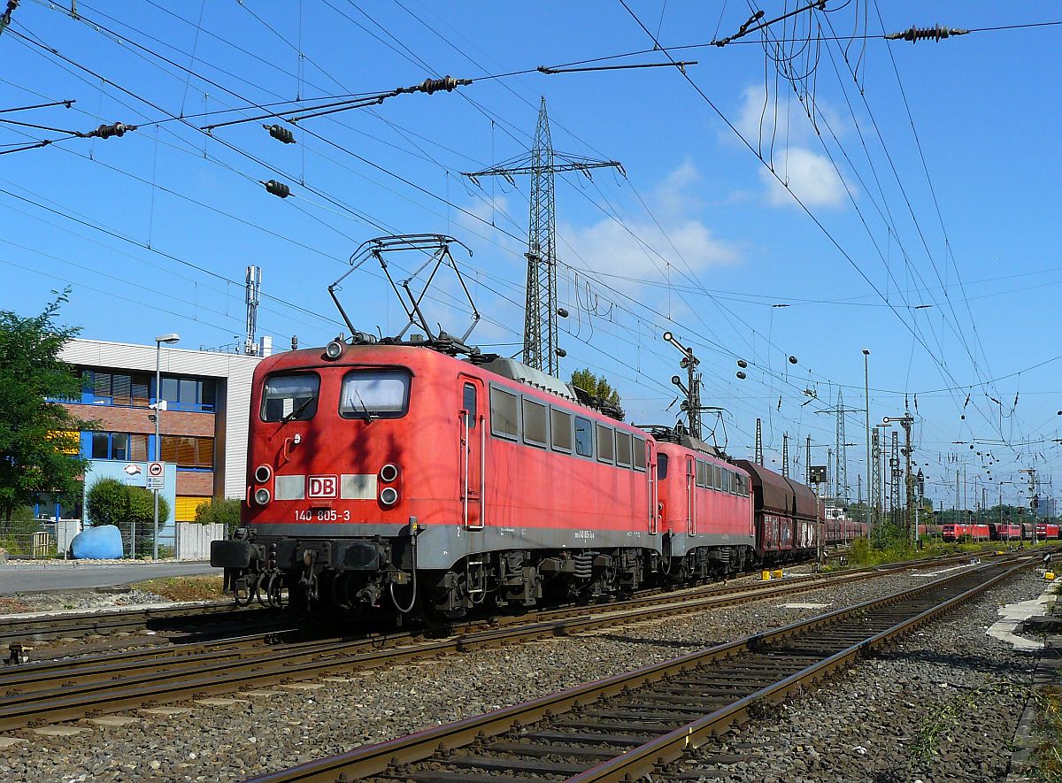 DB Schenker Lok 140 805-3 und 140 799-8 Abfahrt mit G�terzug Oberhausen West 12-09-2014.

DB Schenker loc 140 805-3 en 140 799-8 vertrekken met een goederentrein rangeerterrein Oberhausen West 12-09-2014.