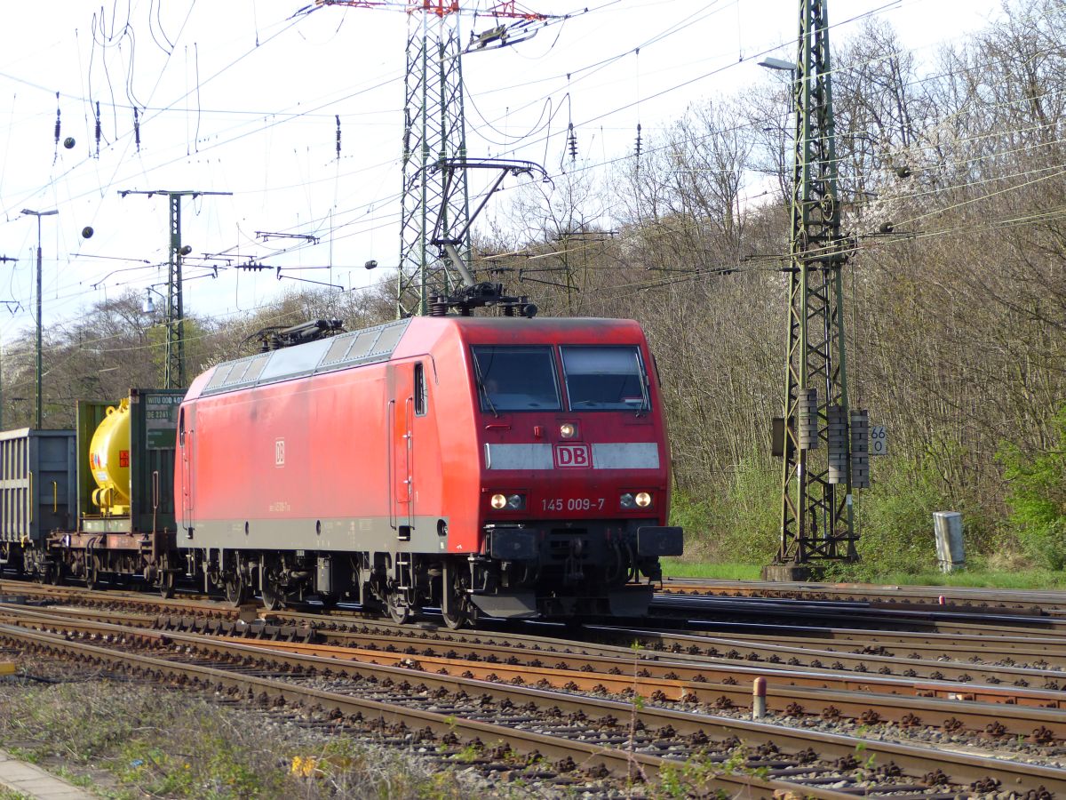 DB Schenker Lok 145 009-7 Rangierbahnhof Kln Gremberg 31-03-2017.

DB Schenker loc 145 009-7 rangeerstation Keulen Gremberg 31-03-2017.