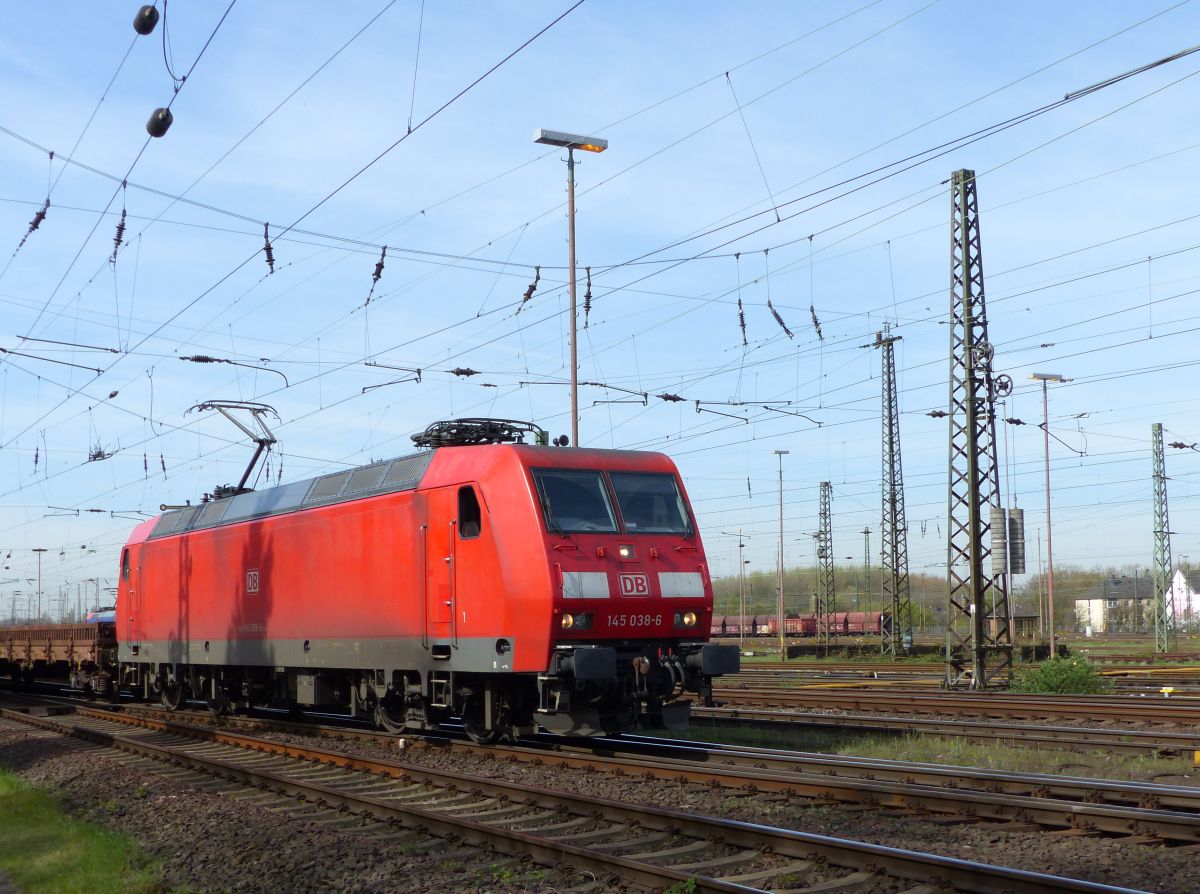 DB Schenker Lok 145 038-6 Gterbahnhof Oberhausen West 31-03-2017.

DB Schenker loc 145 038-6 goederenstation Oberhausen West 31-03-2017.