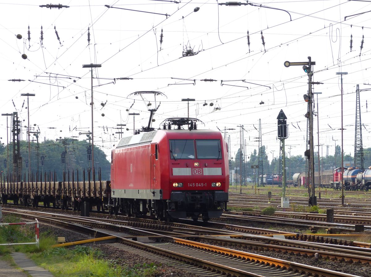 DB Schenker Lok 145 045-1 mit Gterzug.  Gterbahnhof Oberhausen West 22-09-2016.

DB Schenker loc 145 045-1 met een goederentrein. Goederenstation Oberhausen West 22-09-2016.