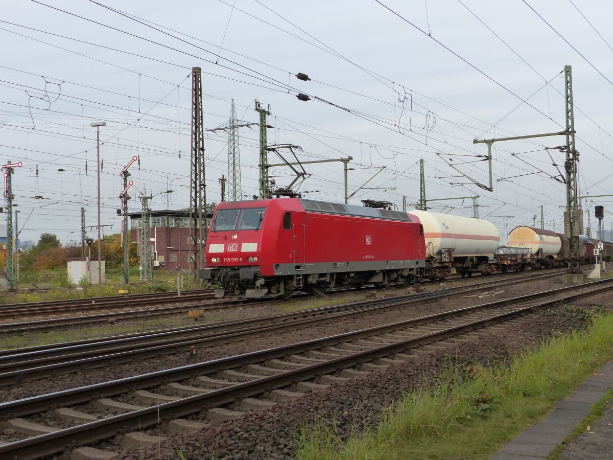 DB Schenker Lok 145 055-0 mit Güterzug. Güterbahnhof Oberhausen West 30-10-2015.

DB Schenker loc 145 055-0 met een goederentrein. Goederenstation Oberhausen West 30-10-2015.