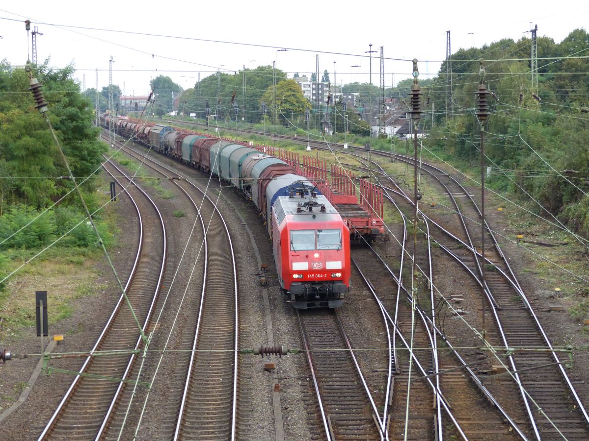 DB Schenker Lok 145 064-2 bei Oberhausen Osterfeld Sd. Wittekindstrasse, Oberhausen 22-09-2016.

DB Schenker loc 145 064-2 bij Oberhausen Osterfeld Sd. Wittekindstrasse, Oberhausen 22-09-2016.