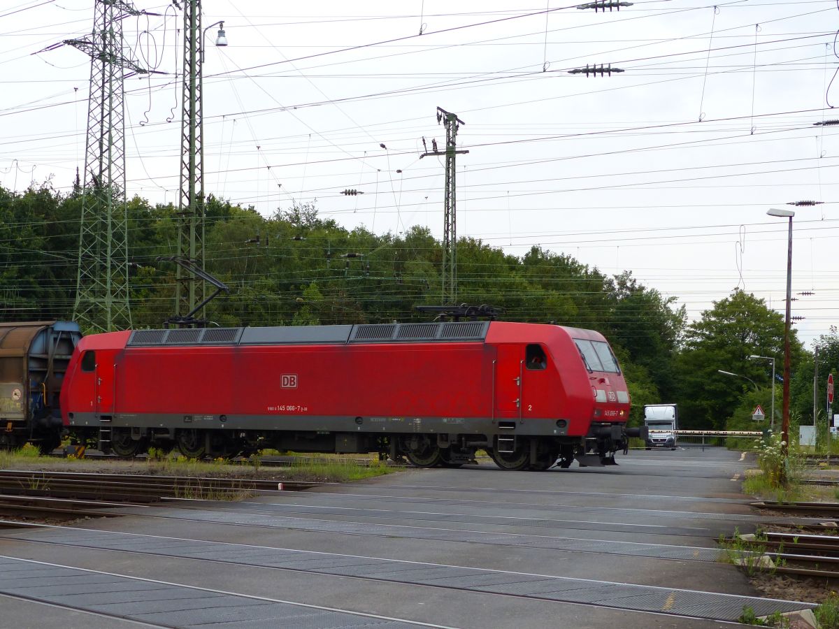 DB Schenker Lok 145 066-7 Rangierbahnhof Gremberg Bahnbergang Porzer Ringstrae, Kln 08-07-2016.


DB Schenker loc 145 066-7 rangeerstation Gremberg overweg Porzer Ringstrae, Keulen 08-07-2016.