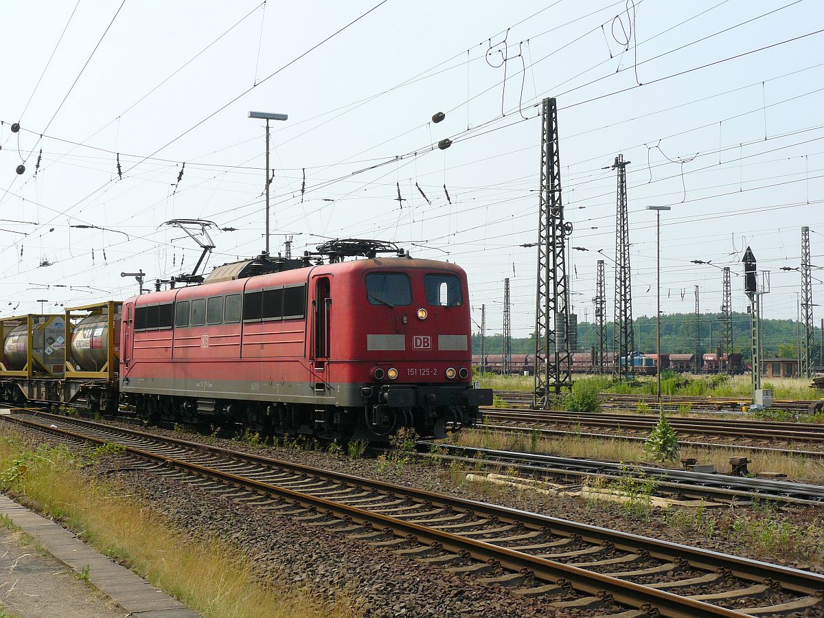 DB Schenker Lok 151 125-2 Oberhausen West 03-07-2015.


DB Schenker loc 151 125-2 Oberhausen West 03-07-2015.