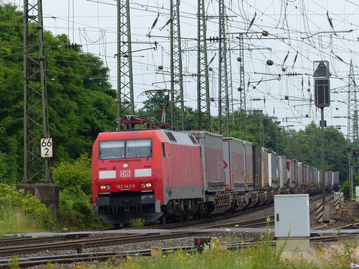 DB Schenker Lok 152 142-6 Rangierbahnhof Gremberg, Bahnbergang Porzer Ringstrae, Kln 09-07-2016.

DB Schenker loc 152 142-6 rangeerstation Gremberg bij overweg Porzer Ringstrae, Keulen 09-07-2016.