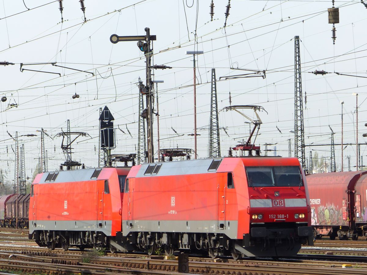 DB Schenker Lok 152 168-1 mit Schwesterlok. Gterbahnhof Oberhausen West 31-03-2017.


DB Schenker elektrische loc 152 168-1 met zusterloc. Goederenstation Oberhausen West 31-03-2017.