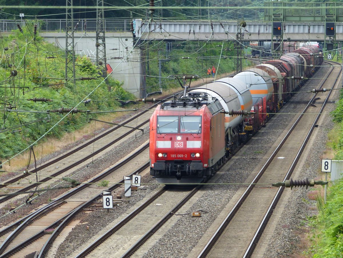 DB Schenker Lok 185 069-2 mit Gterzug. Abzweig Lotharstrasse, Forsthausweg, Duisburg 08-07-2016.

DB Schenker loc 185 069-2 met een bonte goederentrein. Abzweig Lotharstrasse, Forsthausweg, Duisburg 08-07-2016.