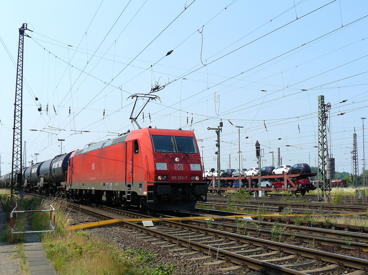 DB Schenker Lok 185 203-7 Oberhausen West 03-07-2015.


DB Schenker loc 185 203-7 met een ketelwagentrein. Oberhausen West 03-07-2015.