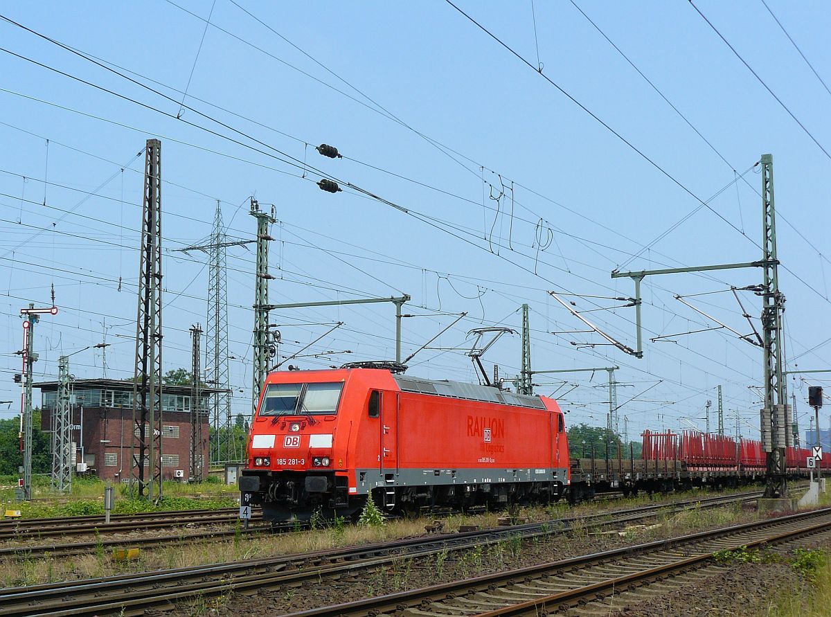 DB Schenker Lok 185 281-3 Oberhausen West 03-07-2015.

DB Schenker loc 185 281-3 Oberhausen West 03-07-2015.