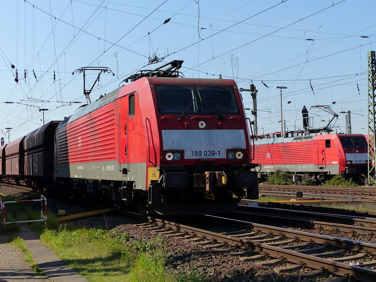 DB Schenker Lok 189 039-1 Oberhausen West am 11-09-2015.

DB Schenker loc 189 039-1 Oberhausen West 11-09-2015.