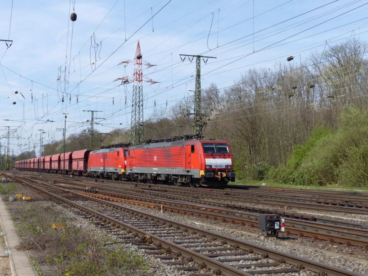 DB Schenker Lok 189 039-1 mit Schwesterlok Kln Gremberg. Porzer Ringstrae, Kln 31-03-2017.

DB Schenker loc 189 039-1 met zusterloc rangeerstation Keulen Gremberg. Porzer Ringstrae, Keulen 31-03-2017.