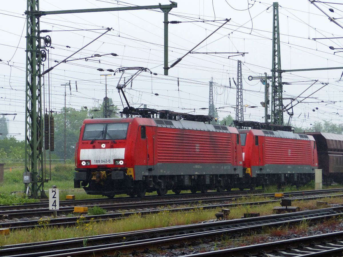 DB Schenker Lok 189 042-5  mit Schwesterlok Gterbahnhof Oberhausen West 20-05-2016.

DB Schenker loc 189 042-5  met zusterloc goederenstation Oberhausen West 20-05-2016.