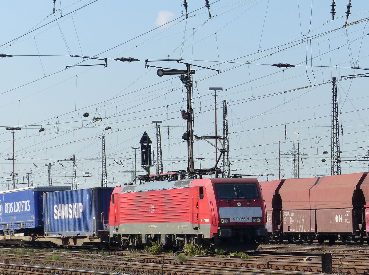 DB Schenker Lok 189 066-4 Oberhausen West 11-09-2015.

DB Schenker loc 189 066-4 Oberhausen West 11-09-2015.