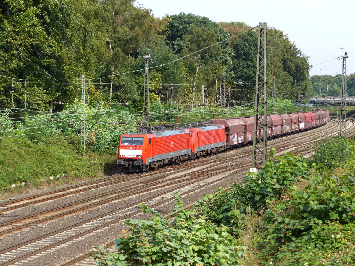 DB Schenker Lok 189 067-2 mit Schwesterlok. Abzweig Lotharstrasse, Forsthausweg, Duisburg 22-09-2016.

DB Schenker loc 189 067-2 met zusterloc. Abzweig Lotharstrasse, Forsthausweg, Duisburg 22-09-2016.