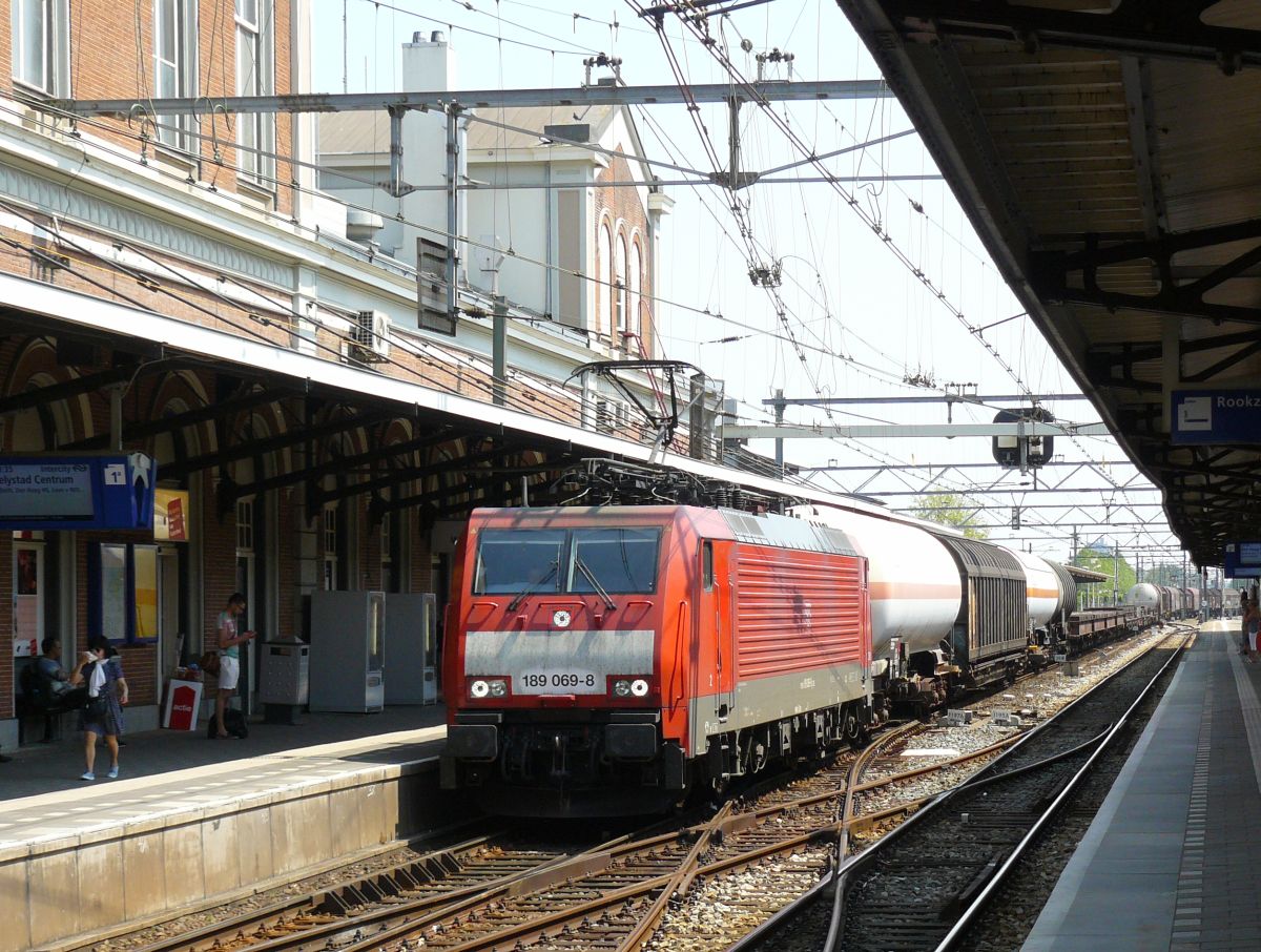 DB Schenker Lok 189 069-8 mit Gterzug. Gleis 1 Dordrecht, Niederlande 12-06-2015.

DB Schenker locomotief 189 069-8 met een goederentrein. Spoor 1 Dordrecht 12-06-2015.