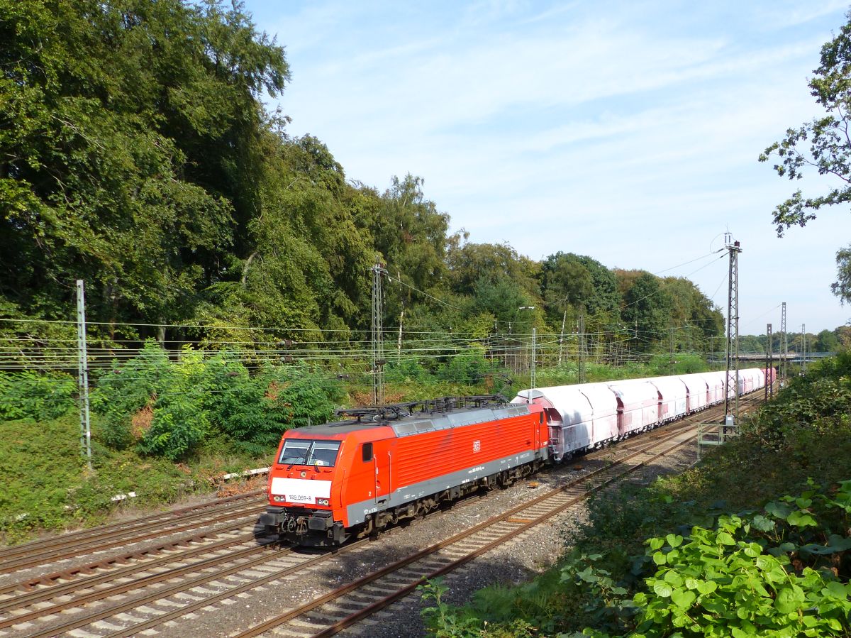 DB Schenker Lok 189 069-8 Abzweig Lotharstrasse, Forsthausweg, Duisburg 22-09-2016.

DB Schenker loc 189 069-8 Abzweig Lotharstrasse, Forsthausweg, Duisburg 22-09-2016.